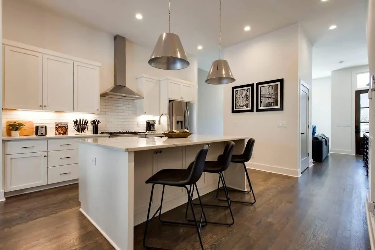 West End Dream-Private Balcony-6 Mins To Broadway location